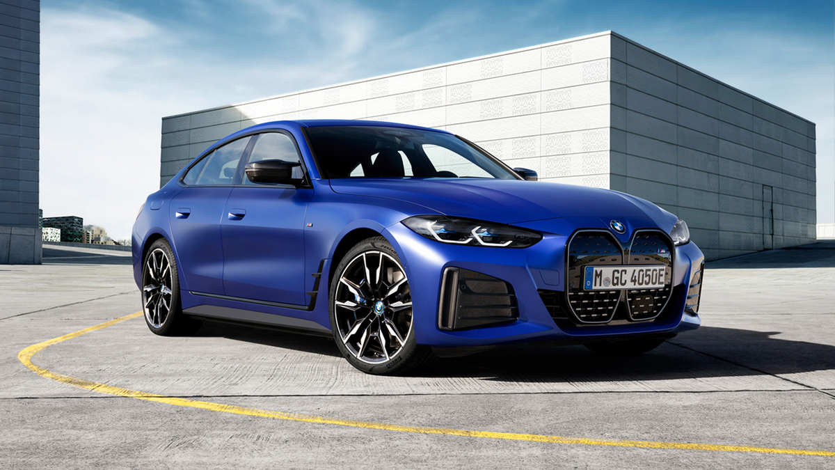 BMW i4 M5O in blu in un ambiente industriale