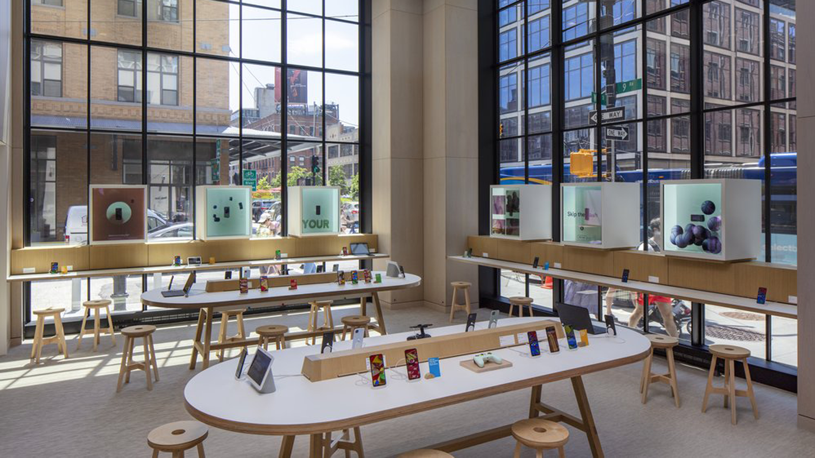 Vista interna del nuovo Google Store, con telefoni e altri dispositivi in mostra
