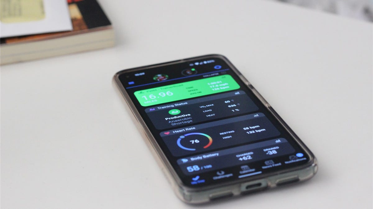 L'app Garmin Connect in esecuzione su un Pixel 5, scrivania bianca sullo sfondo