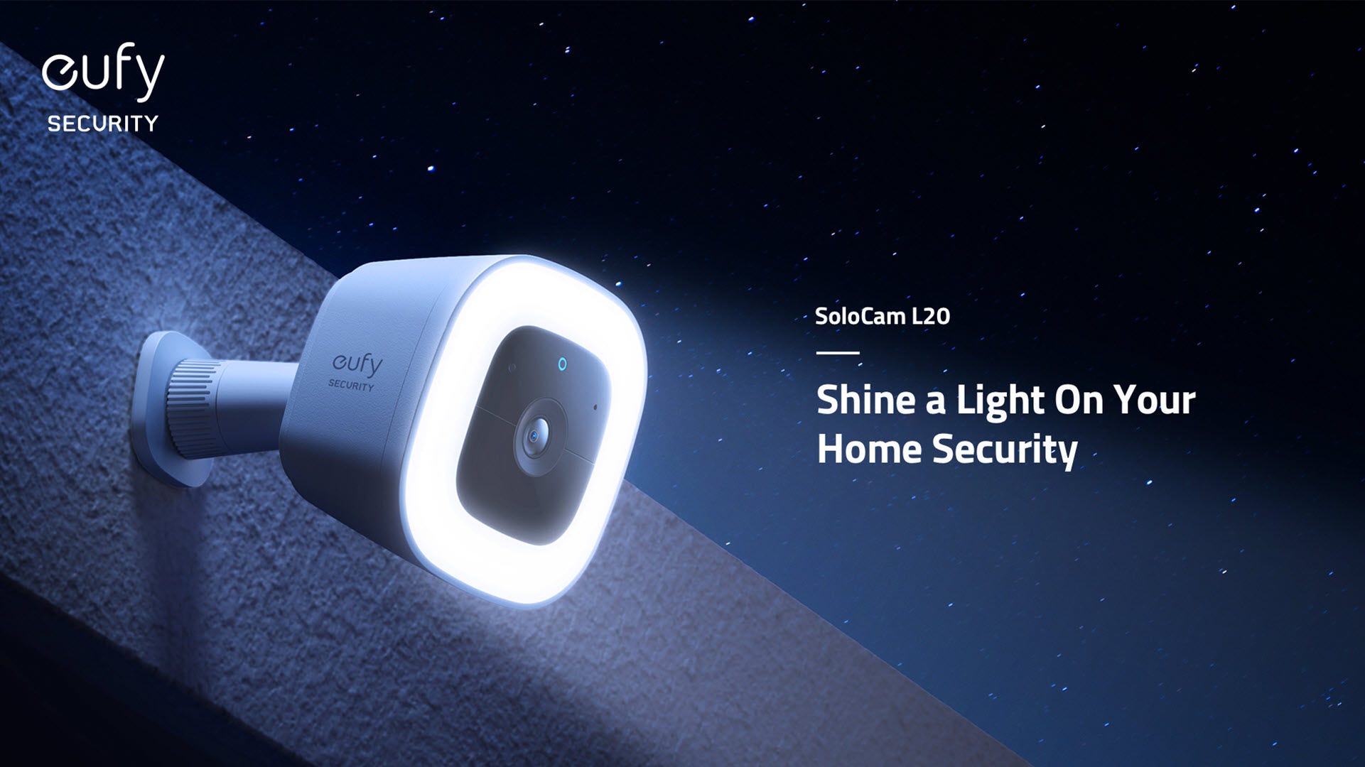 Una telecamera con un riflettore che illumina un cortile.