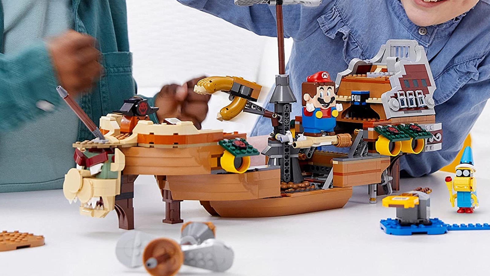 Bambini che giocano con il set LEGO