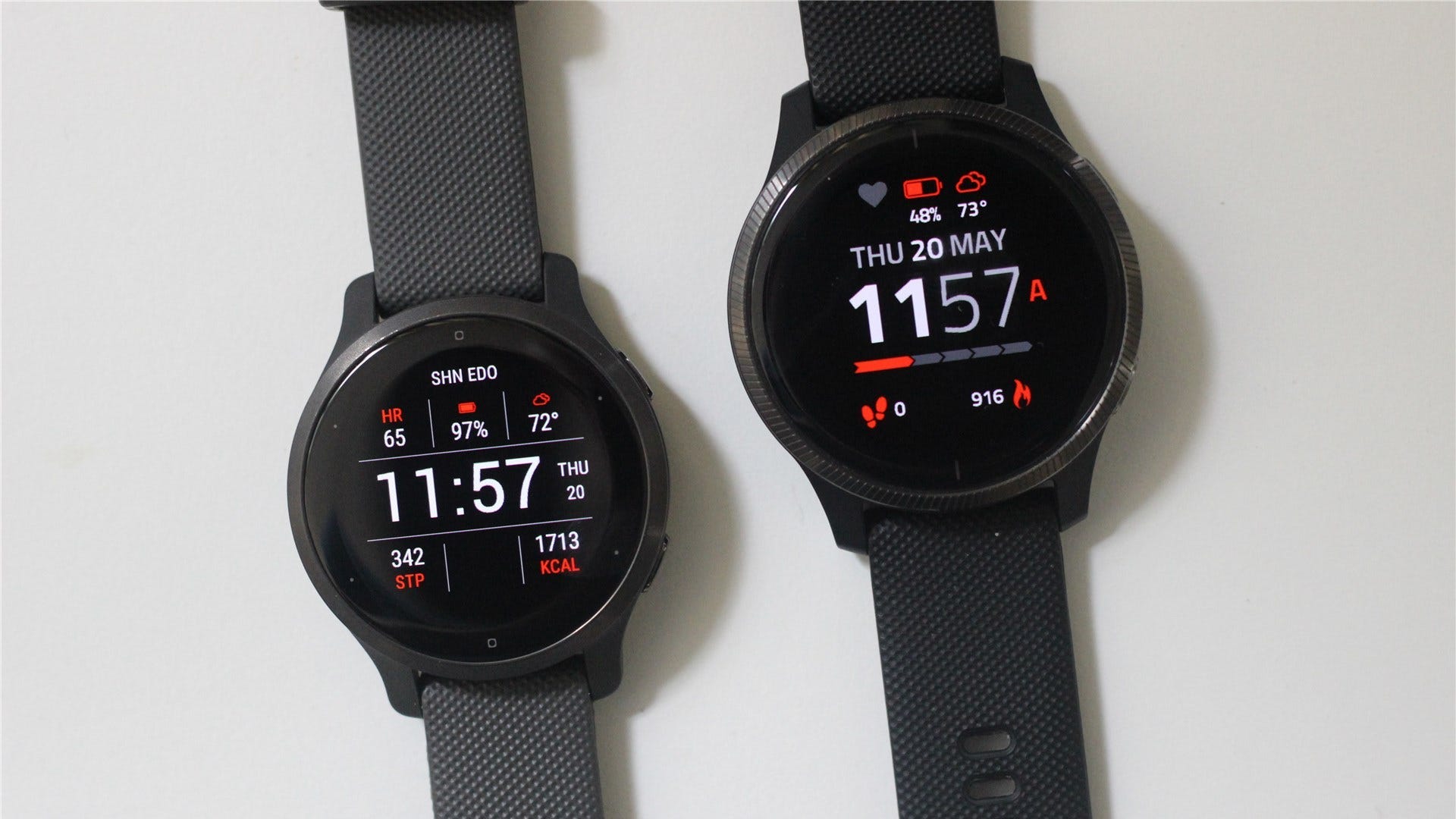 Il Garmin Venu 2S accanto al Garmin Venu