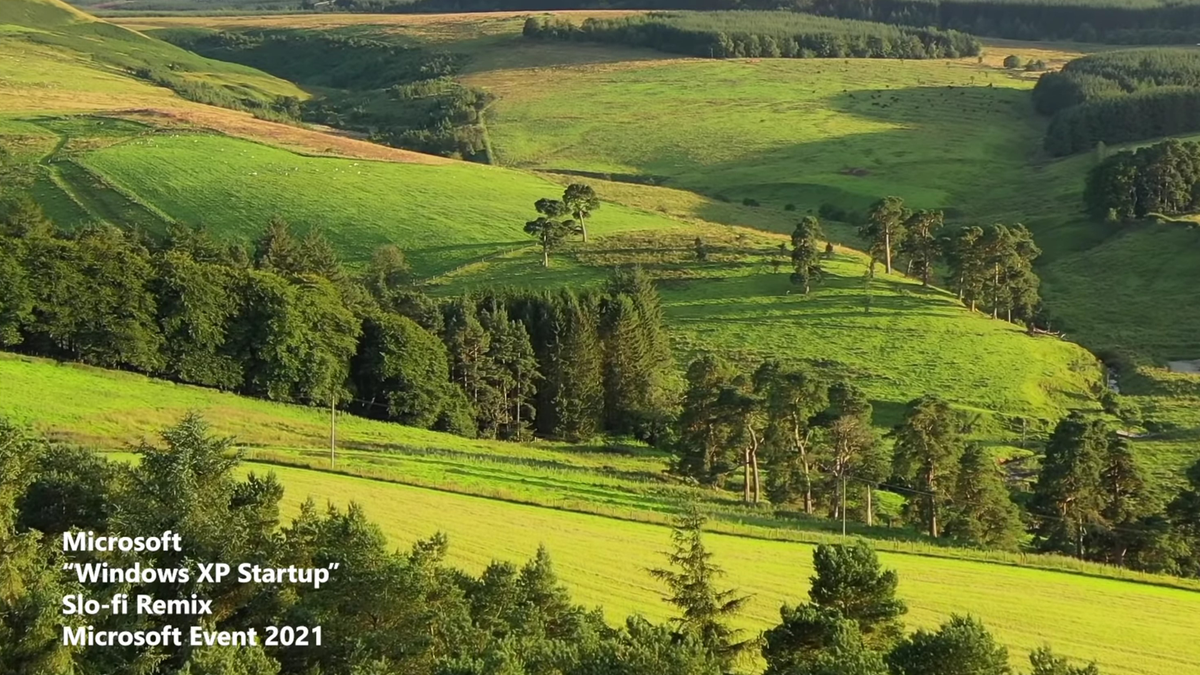 Una serena scena verde collinare dall'avvio di Microsoft suona video