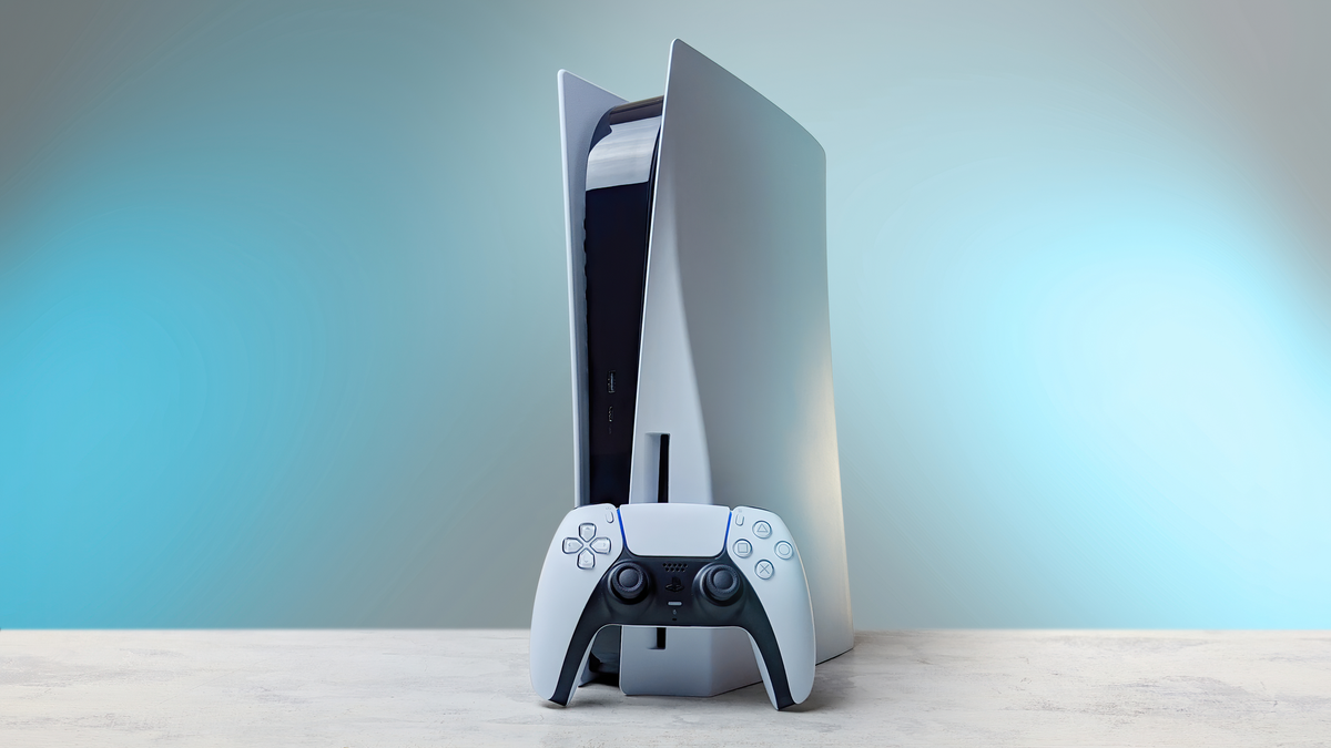 Sony PlayStation 5 e controller in piedi su un tavolo moderno