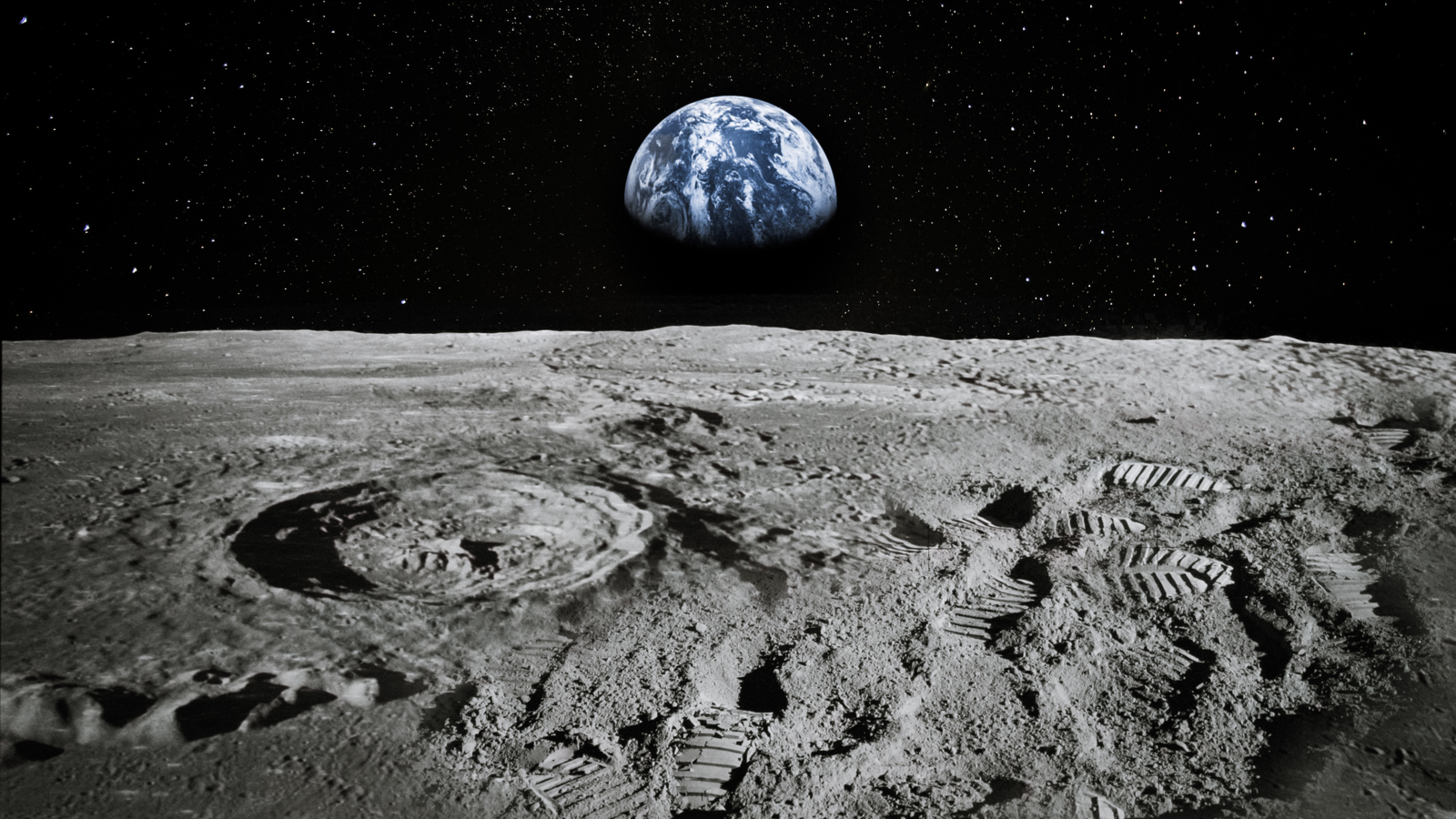 Vista dell'arto della Luna con la Terra che sorge all'orizzonte