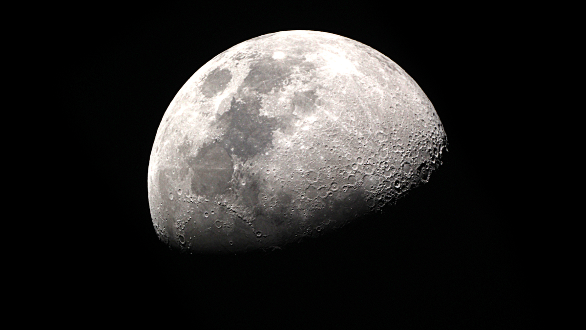 Vista della metà della luna
