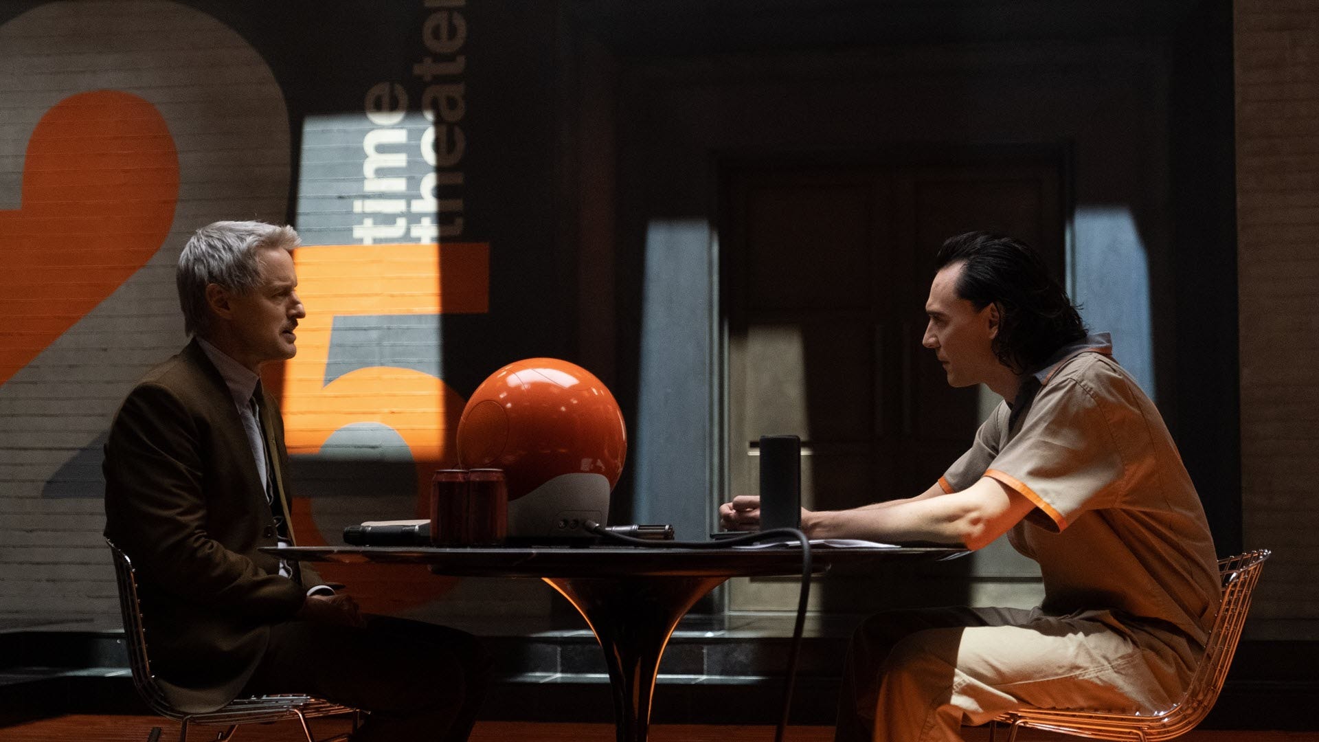 Loki e l'agente Mobius in una stanza degli interrogatori.
