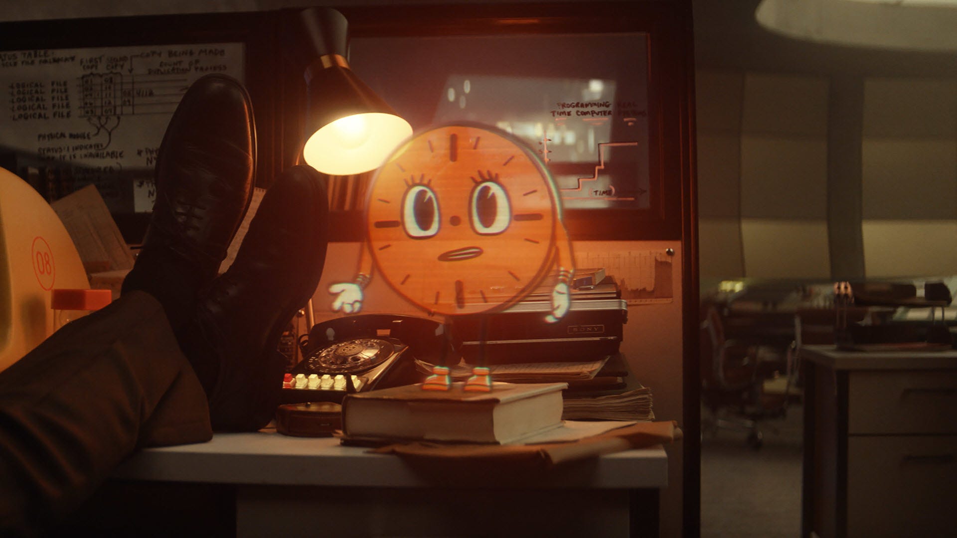 Un paio di piedi davanti a un orologio cartone animato.