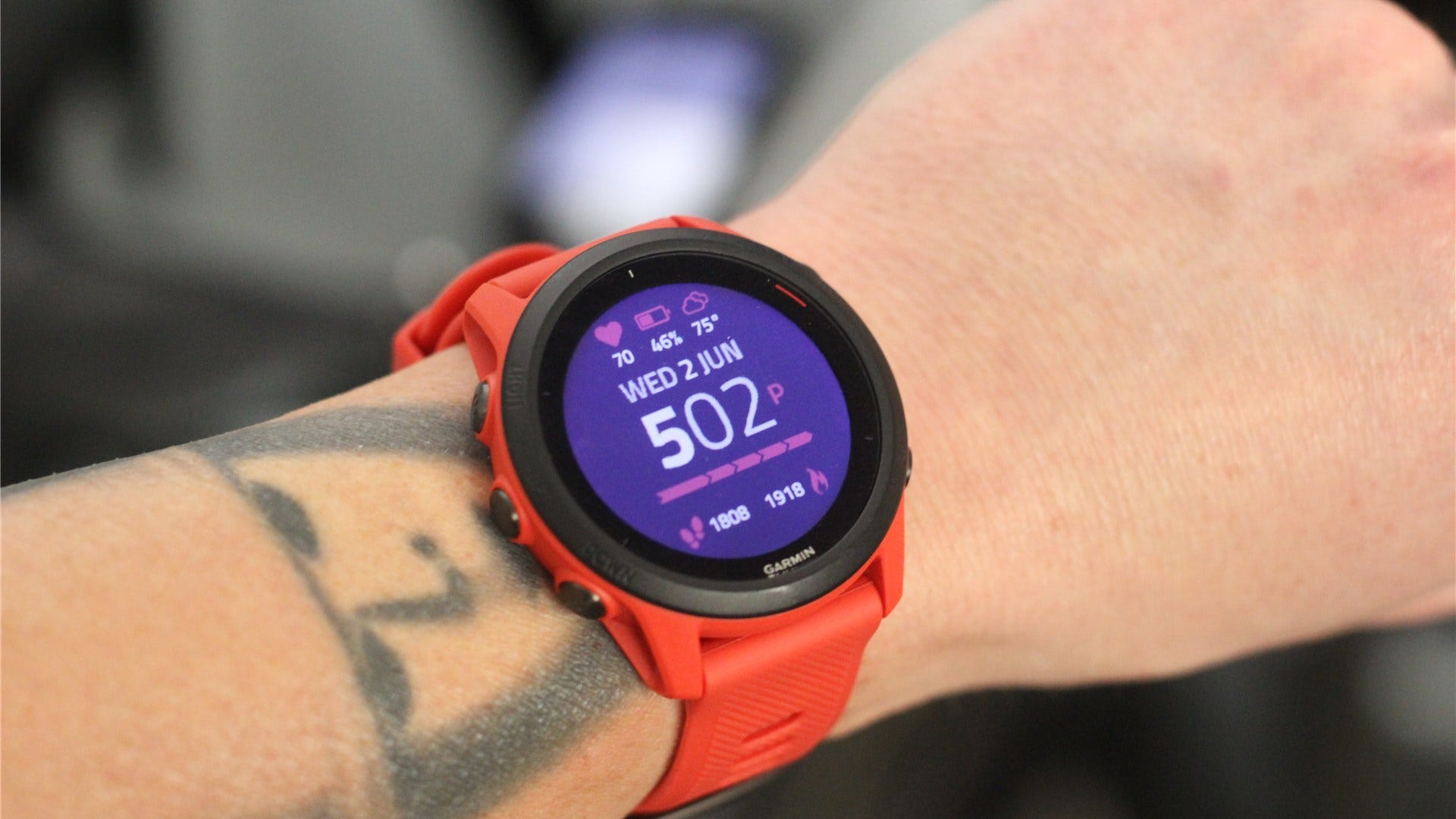L'orologio multisport Garmin Forerunner 745 in rosso lava
