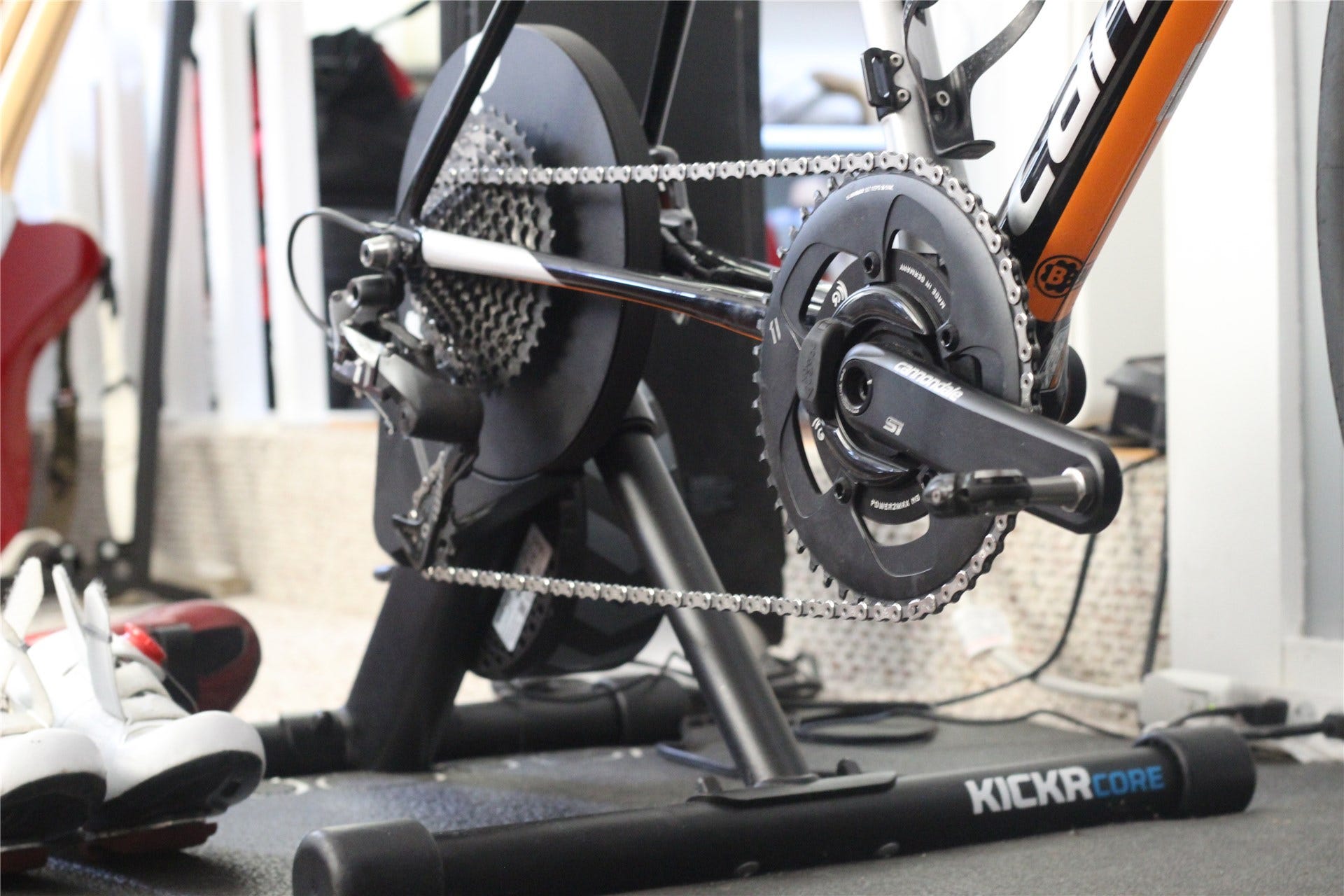 Una bici montata su un rullo smart a trasmissione diretta, con un misuratore di potenza basato su ragno
