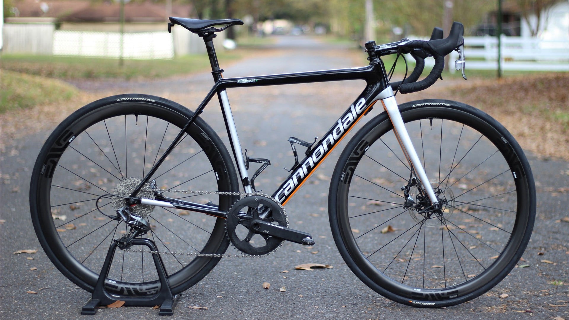 Una Cannondale Supersix Evo in nero, argento e arancione