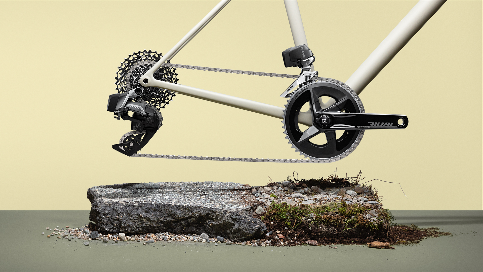 La trasmissione wireless SRAM Rival eTap AXS su una bici che galleggia sopra le rocce