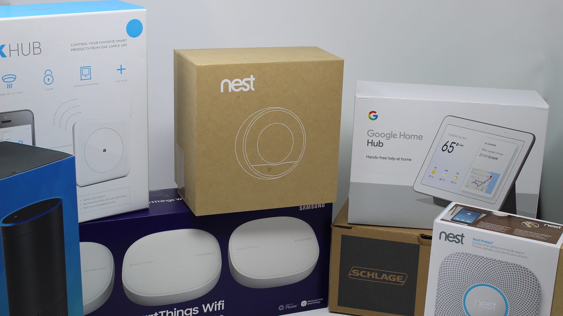 Un termostato Nest, Wink Hub, blocco z-wave e altri dispositivi basati su hub.