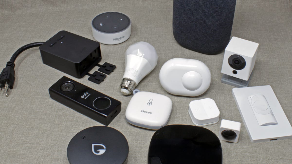 Un sensore dell'acqua, un campanello con videocamera, un sensore di umidità, una lampadina Wi-Fi, un interruttore intelligente e altri dispositivi domestici intelligenti alimentati tramite Wi-Fi.
