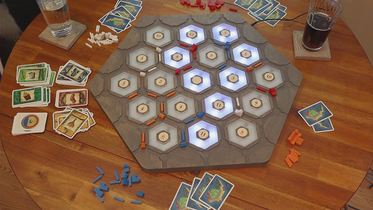 Vista dall'alto del pannello luminoso personalizzato Catan