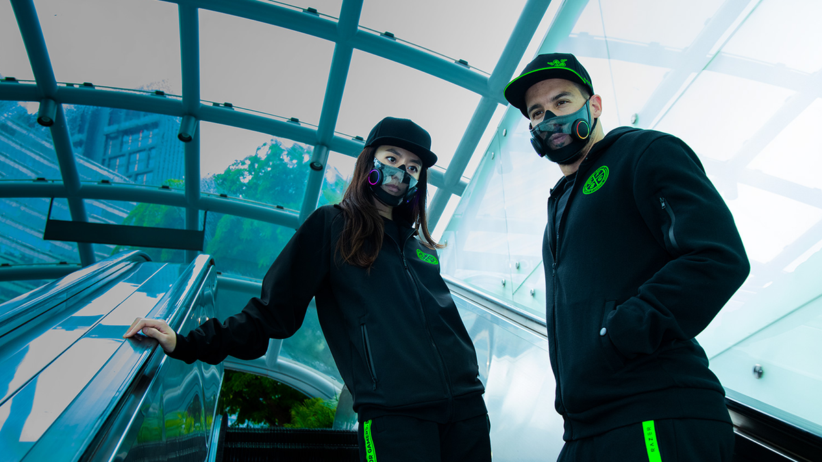 Due persone che indossano la maschera facciale Razer's Project Hazel