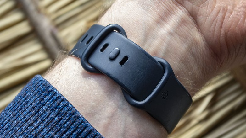 NextPit braccialetto fitbit sense