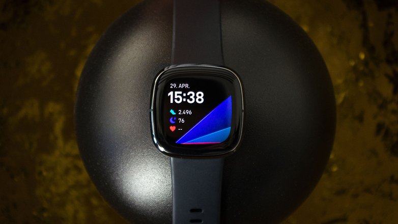NextPit fitbit sense primo piano2jpg