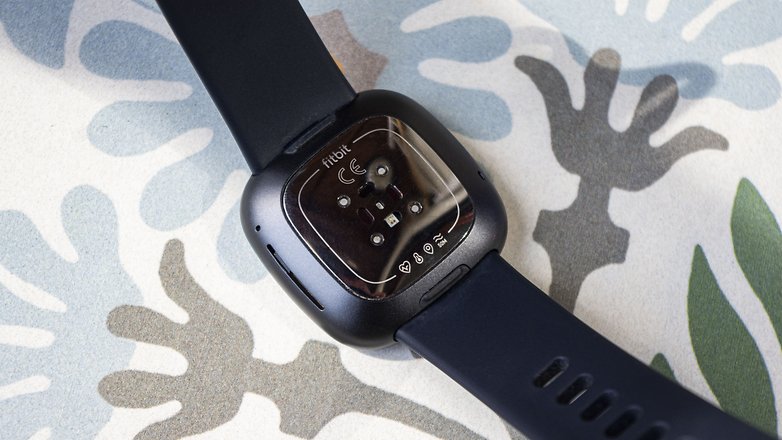 NextPit caricabatterie fitbit sense