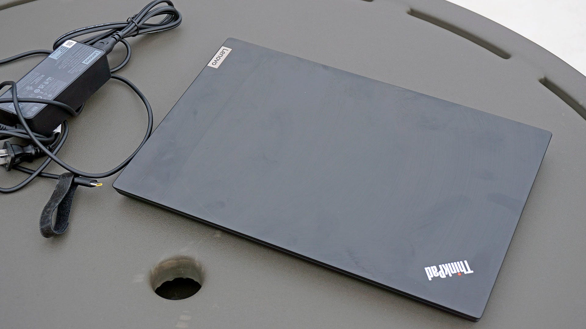 ThinkPad E14 con cavo di alimentazione