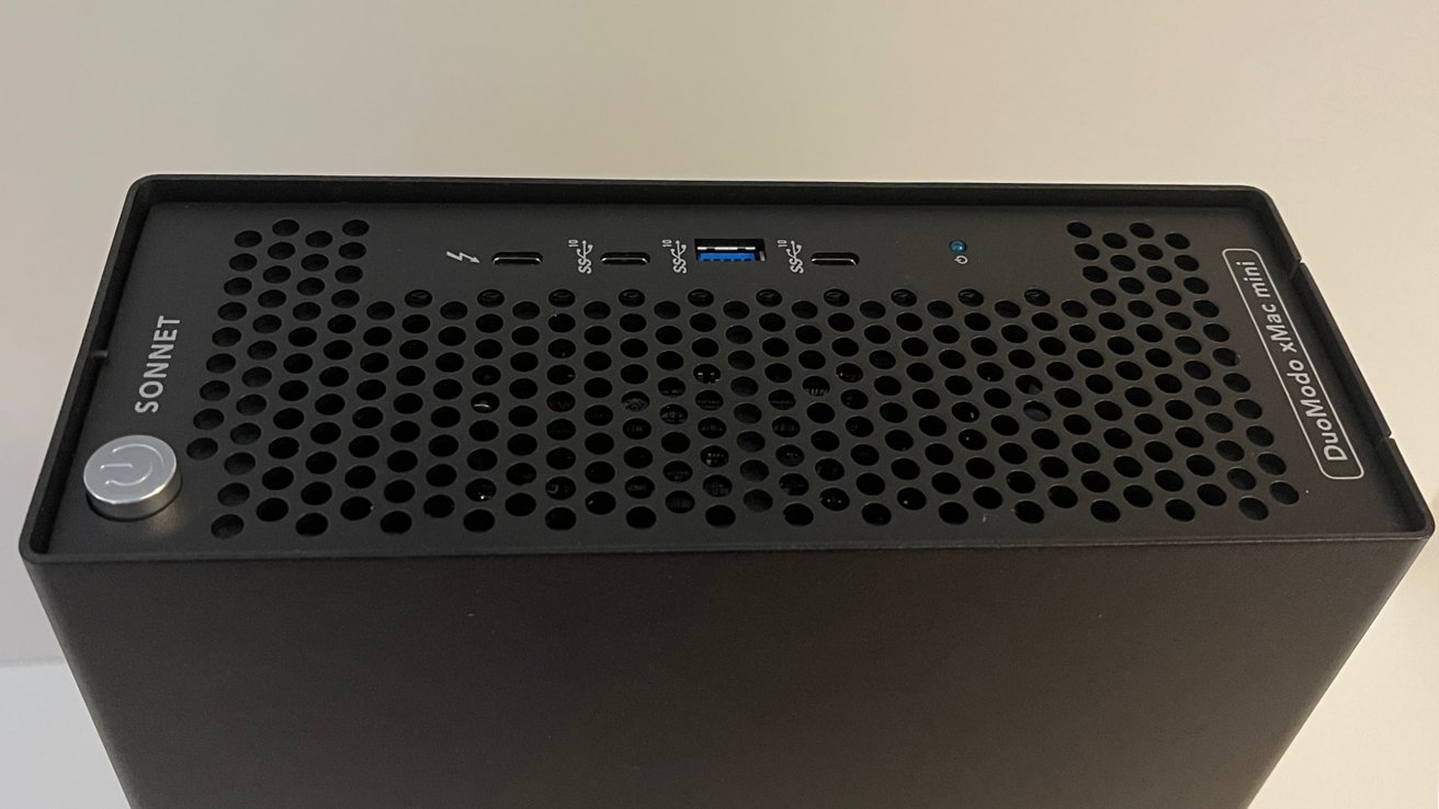 La parte anteriore del modulo xMac mini include una connessione Thunderbolt 3 pass-through.