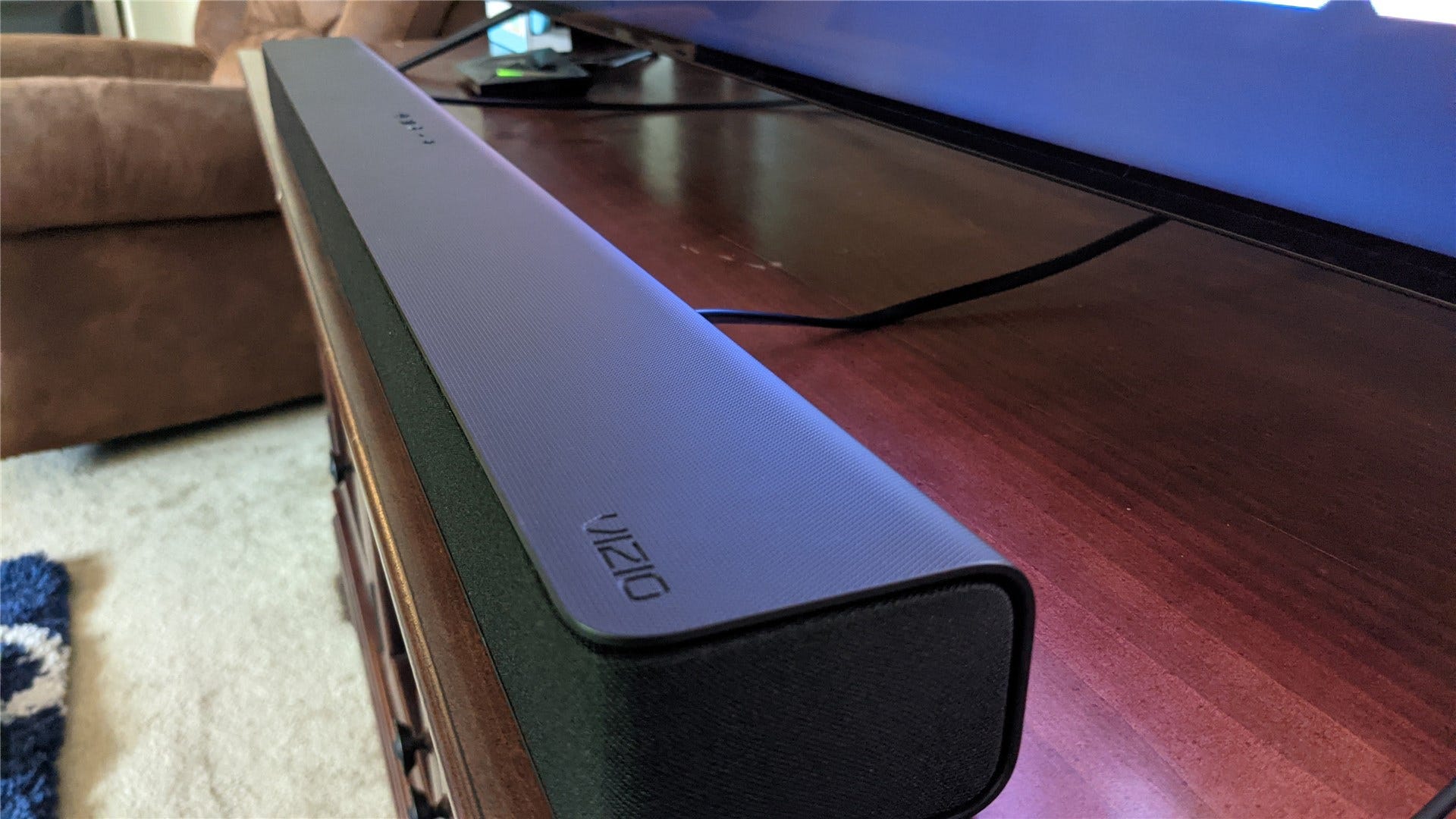 La soundbar Vizio serie V su un centro di intrattenimento in legno scuro