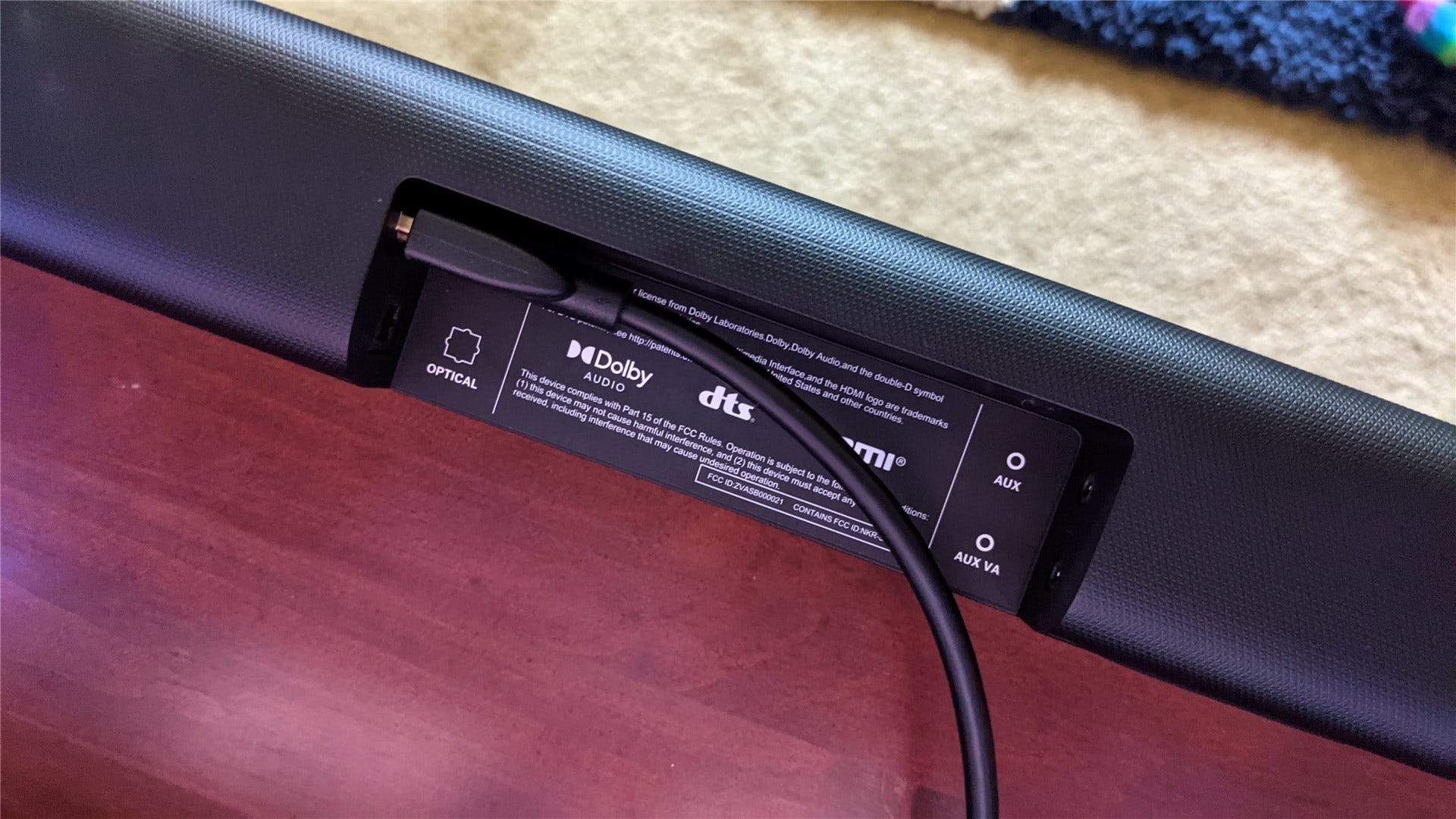 Il retro della serie V soundbar che mostra le connessioni di uscita