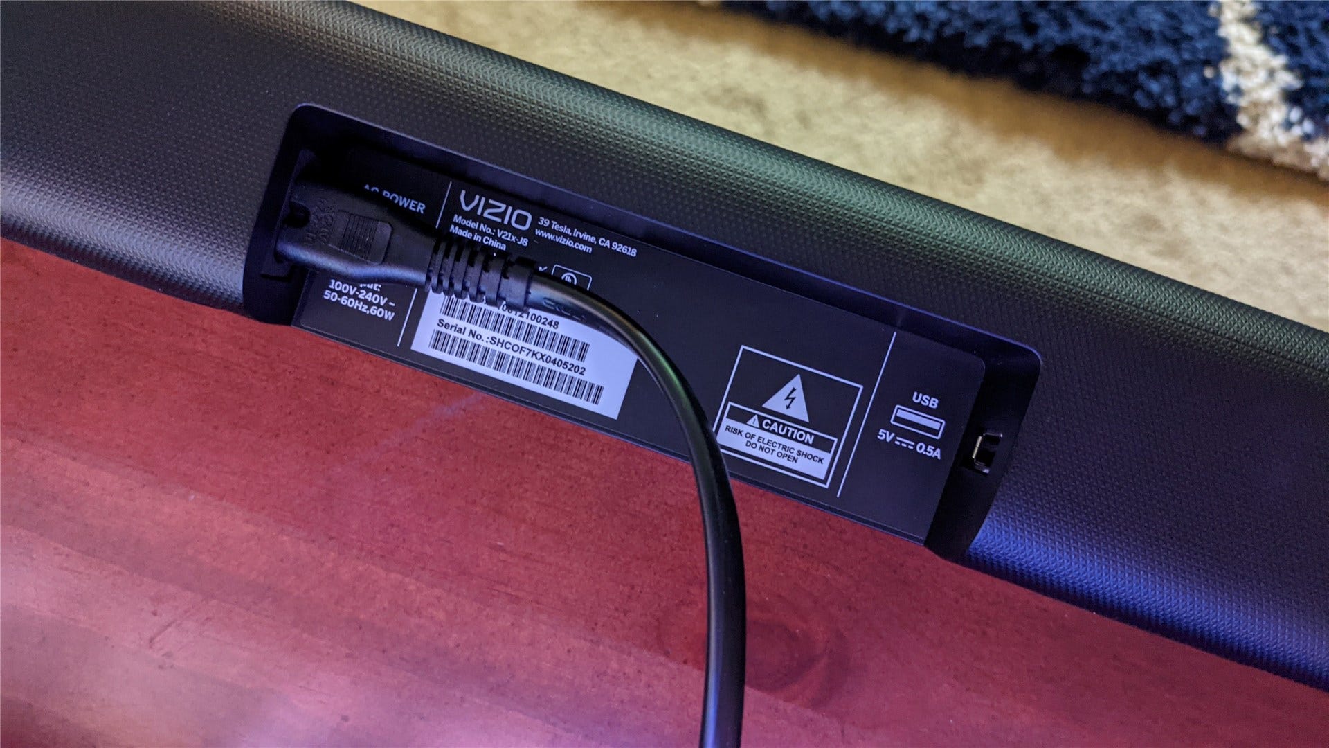 Il retro della soundbar della serie V che mostra le connessioni di alimentazione e USB