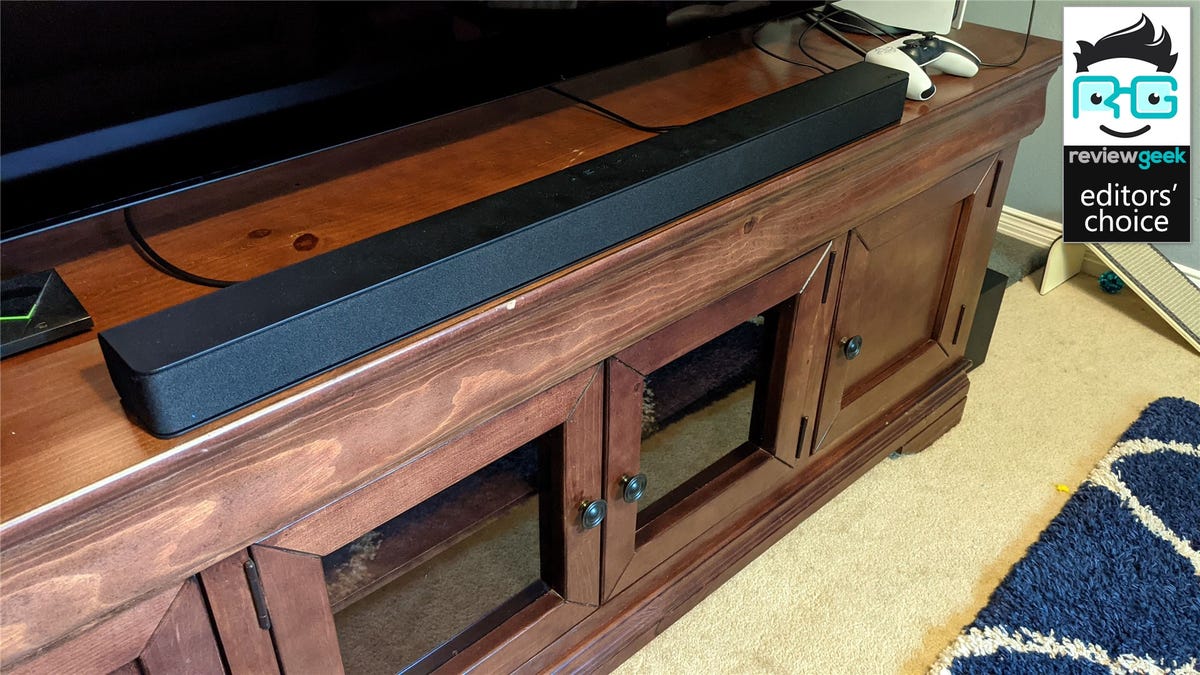 La soundbar Vizio Serie V su un centro di intrattenimento in legno