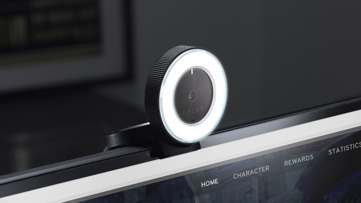 La webcam Razer Kiyo su un monitor desktop.