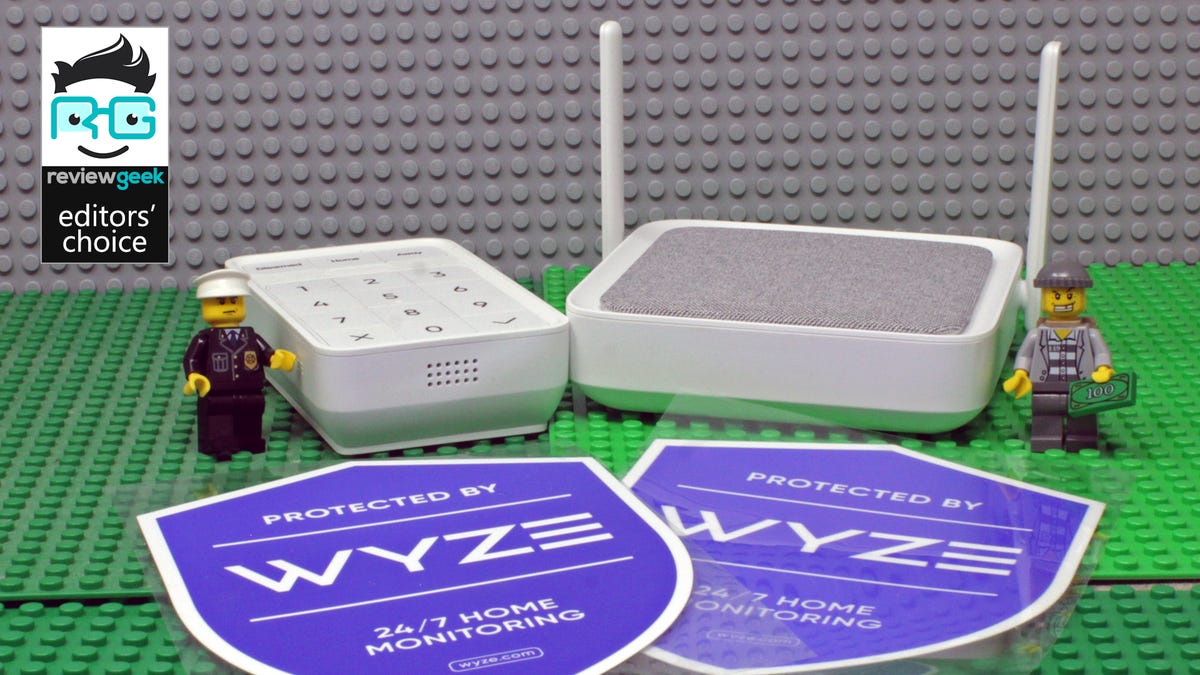 Un hub e tastiera Wyze Home Monitoring, insieme agli adesivi di sicurezza.