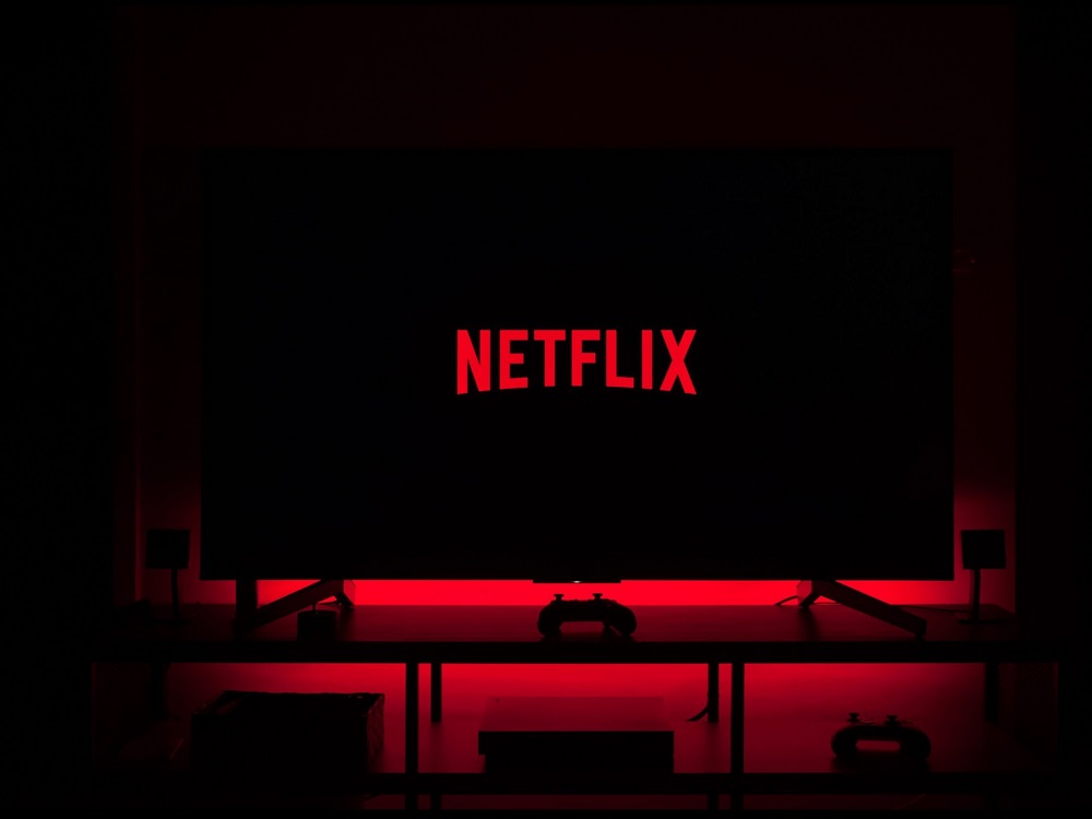 非スマートで Netflix を見るTV