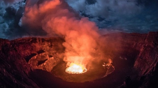 数千人が大規模な火山が噴火し始めた後の国境01 | TweakTown.com 巨大な火山が噴火し始めた後、数千人が国境を越えて走る01 | TweakTown.com