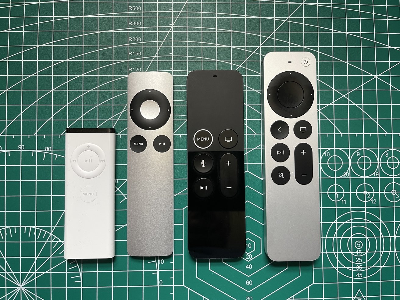 最初のApple Remote（左から1番目）、2番目のApple Remote、リフレッシュされた第1世代のSiri Remote、第2世代のSiri Remote。）
