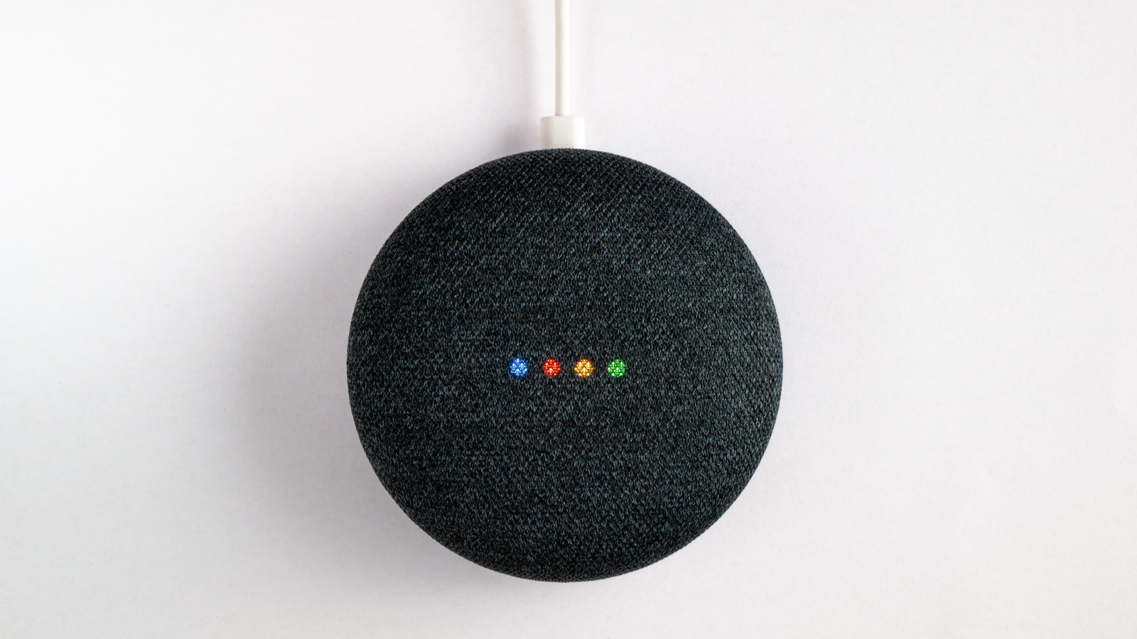 GoogleNestミニスピーカーが音声でアクティブになり、白い背景に照らされます