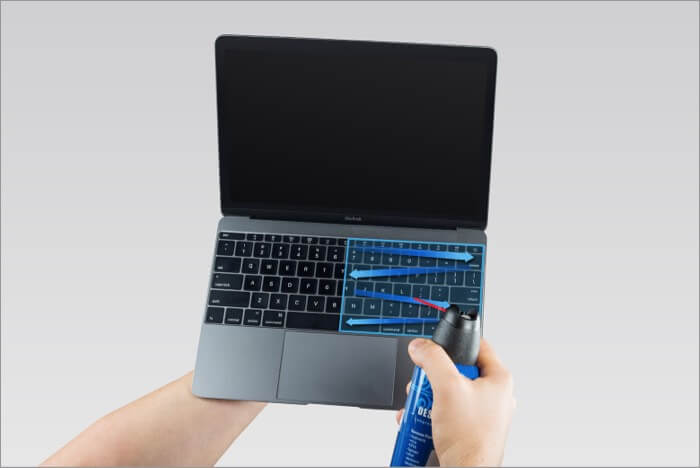 Macbookの半分のキーボードに圧縮エアスプレーを左から右に動かす