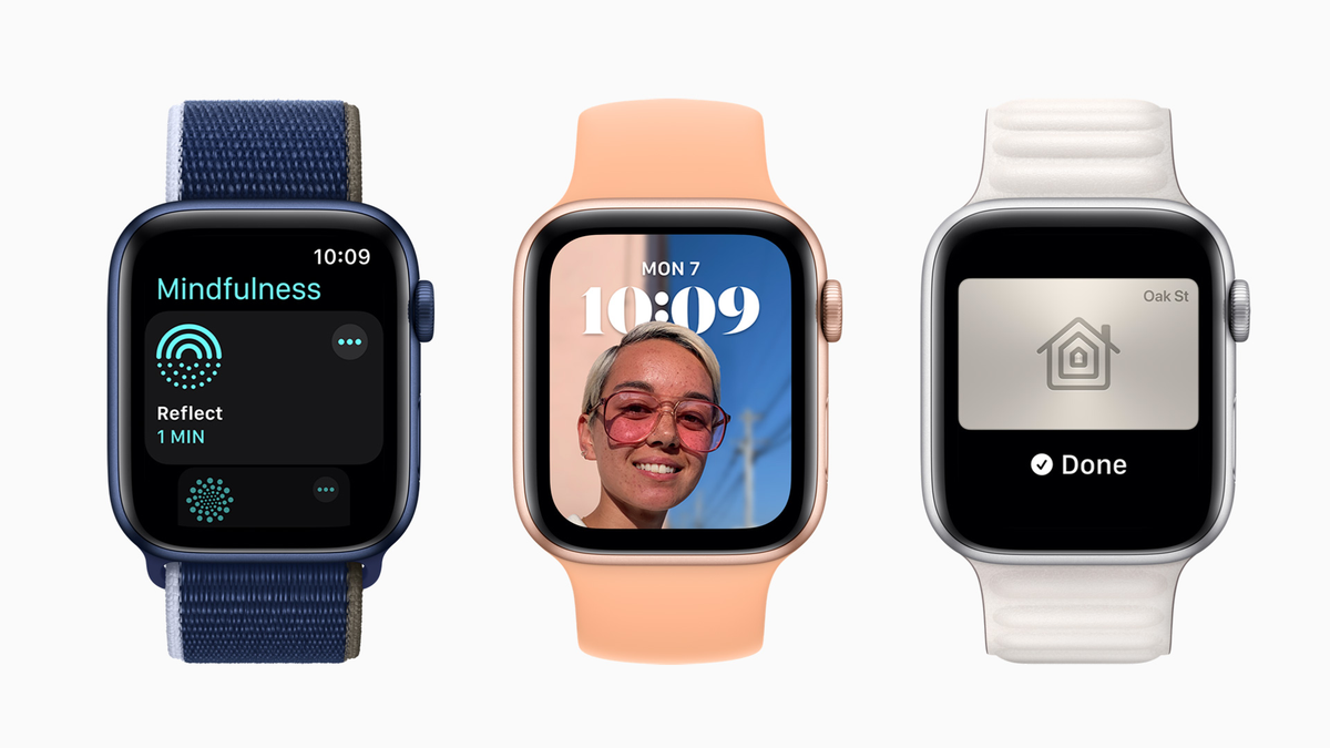 watchOS 8 を実行する Apple Watch。