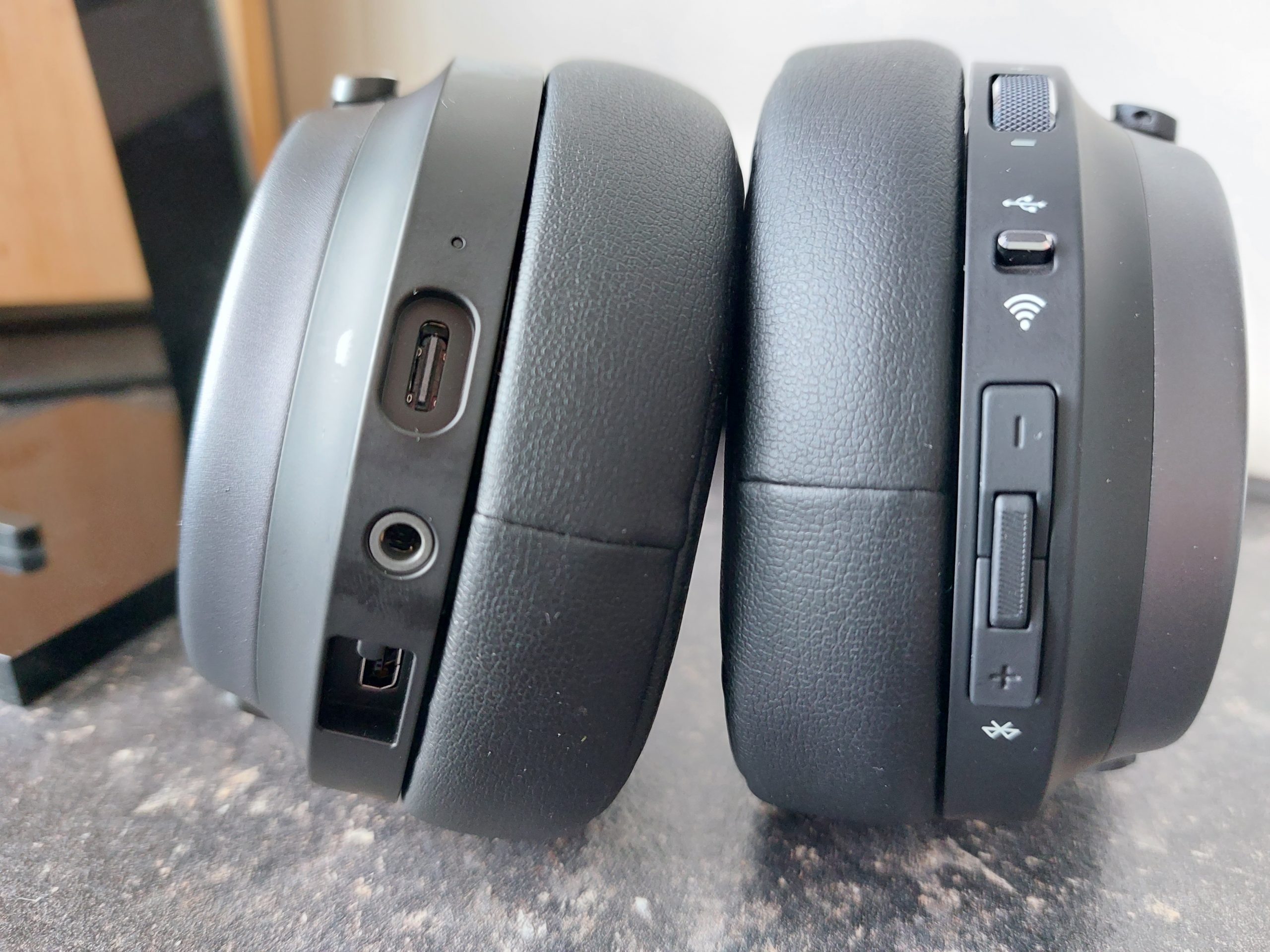 Corsair Virtuoso Rgbワイヤレスxtレビュー 改善され 見た目にも美しいが 快適さは低下したまま Ja Atsit