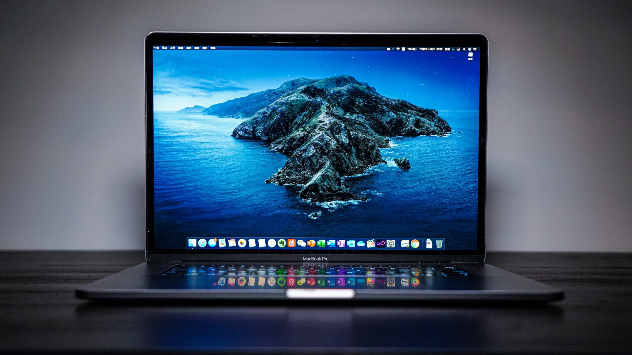 Prvý dotykový Mac od Apple by mohol byť OLED MacBook Pro v roku 2025