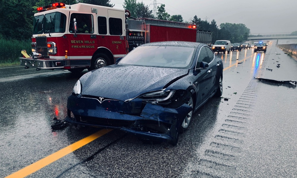 Teslas Terus Melanggar Kereta Cop yang Diparkir dan Kenderaan 