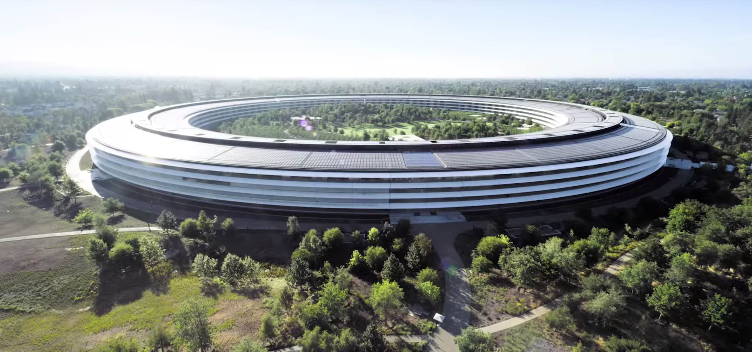 Een foto met een luchtfoto van het hoofdkantoor van Apple Park