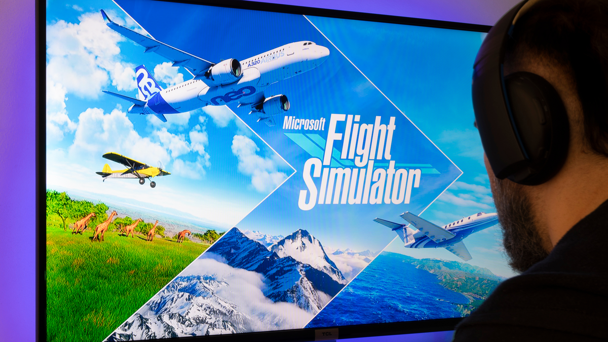 Persoon die Microsoft Flight Simulator speelt