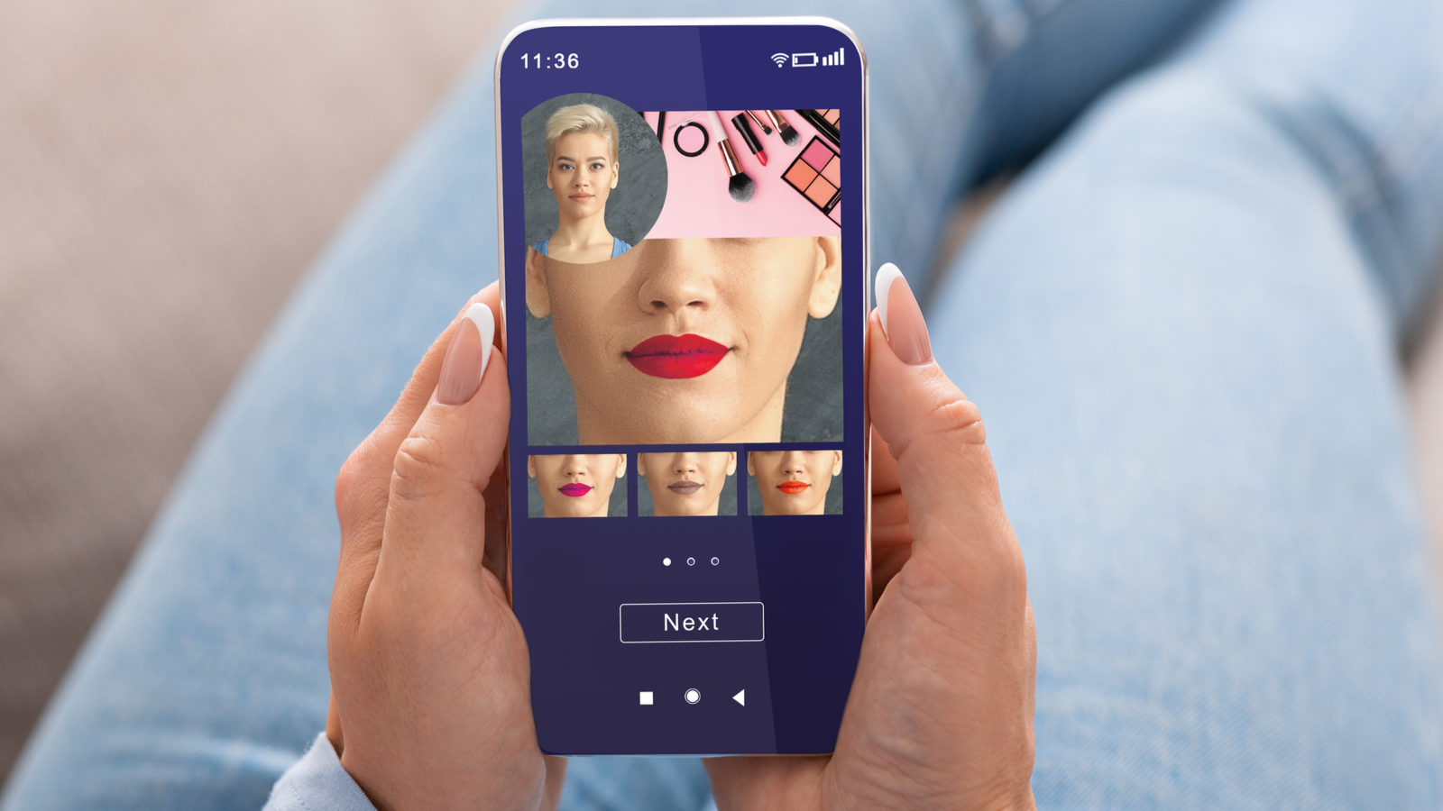 Augmented reality beauty-app op smartphone vastgehouden door persoon die op de grond zit