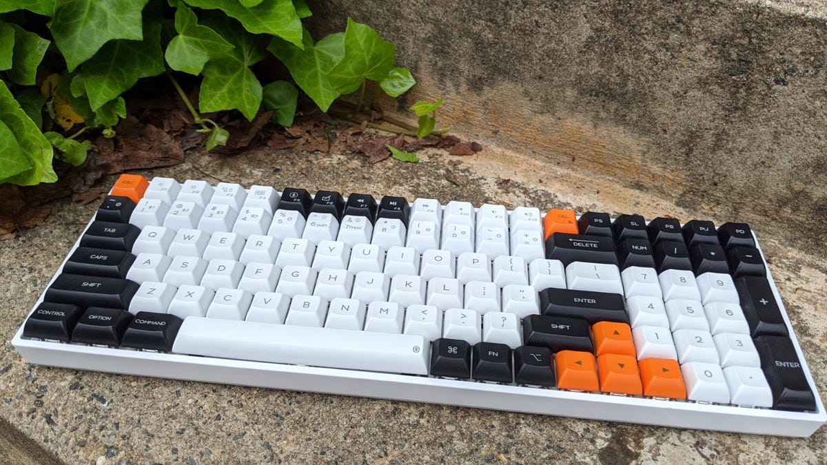 Epomaker GK96S-toetsenbord op betonnen trede