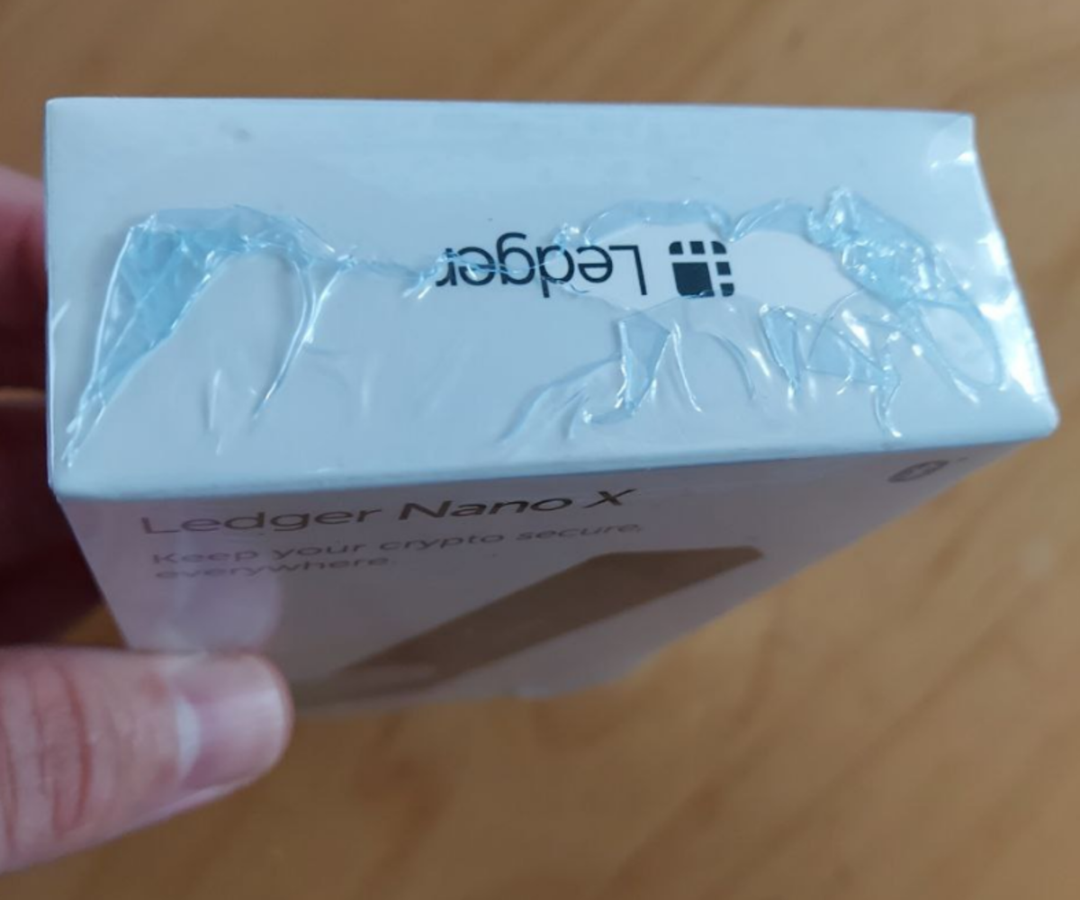 Shrinkwrapped Ledger-apparaat meegeleverd in de verpakking. Bron: Reddit.