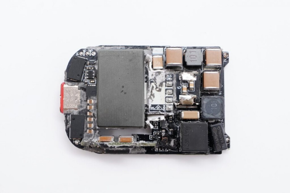 De drie hoogspannings-MLCC-filters is te zien in de rechterbovenhoek-Is dit de toekomst van snel bekabeld opladen: 55 gram=50 W vermogen