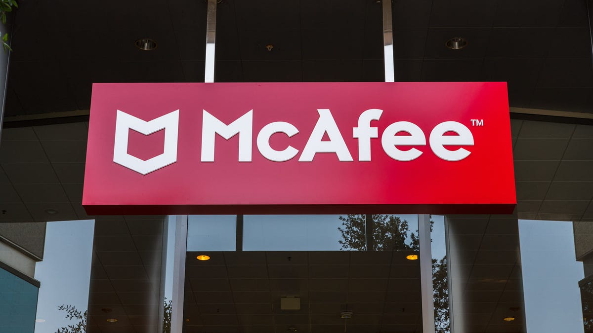 Het McAfee-logo op een groot gebouw.