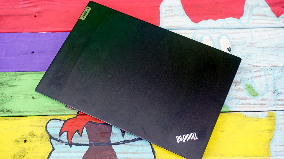 ThinkPad E14 gesloten op kleurrijke bank