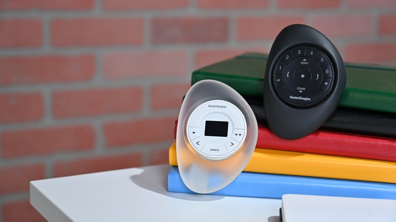 Onze twee Hunter Douglas Pebble-controllers