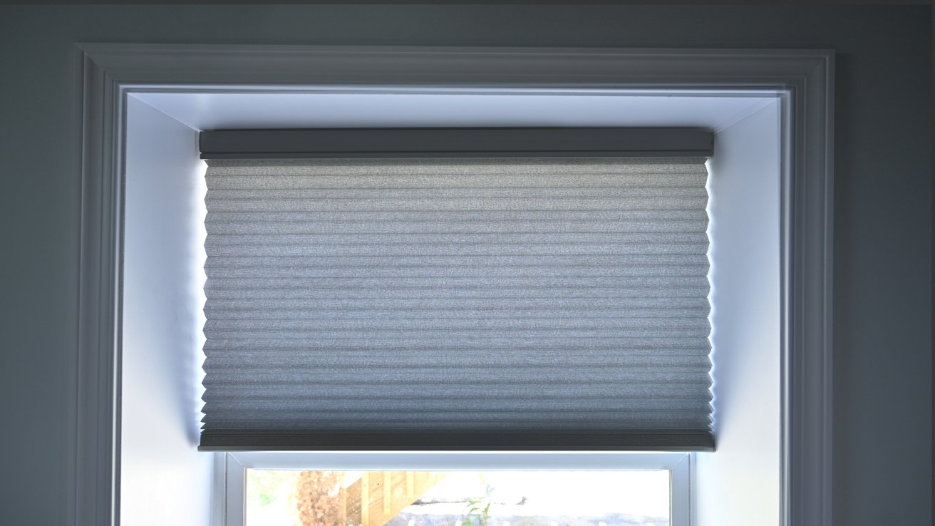 Hunter Douglas PowerView-schermen half open